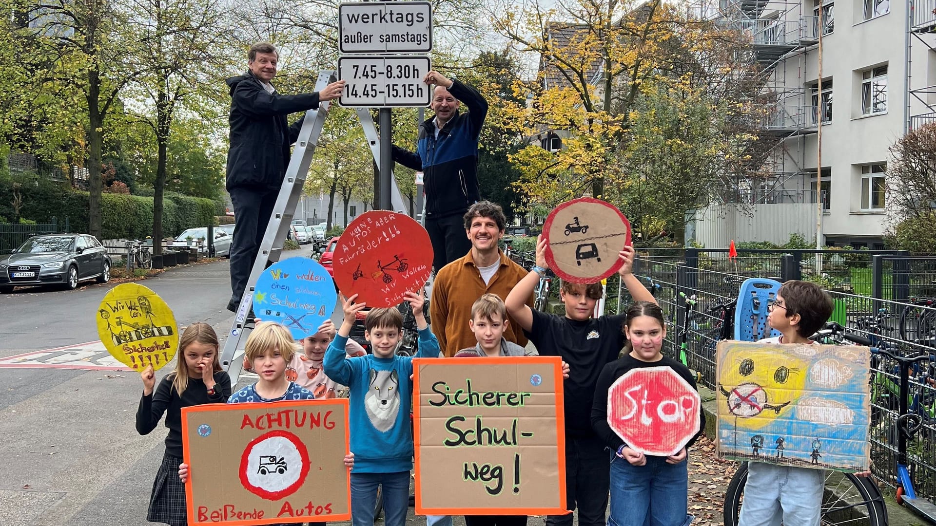 Die Straße zur Vincenz-Statz-Schule in der Lindenbornstraße in Ehrenfeld. Mit Schülenr der Vincenz-Statz-Schule und Vertretern der Stadt.