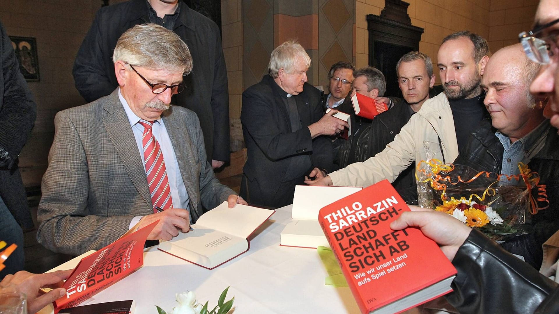 Thilo Sarrazin bei einer Autogrammstunde nach einer Lesung aus dem Buch "Deutschland schafft sich ab".