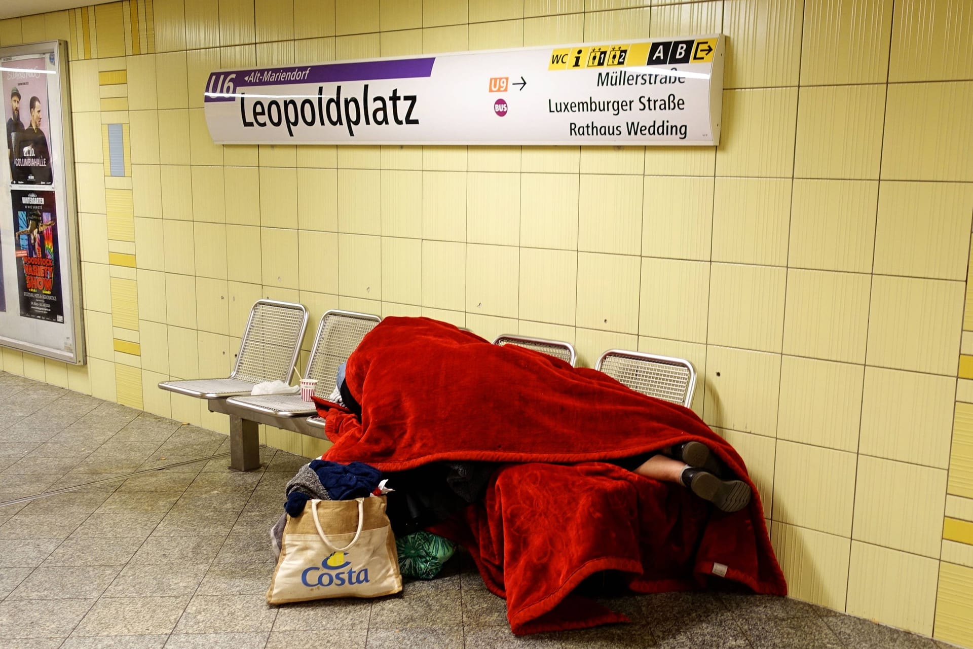 Nachtlager einer wohnungslosen Person (Archivbild): Besonders im Winter sollte man Bedürftigen Hilfe anbieten.