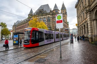 Die Straßenbahnhaltestelle Bremer Domsheide: Der Bund der Steuerzahler kritisiert in dem diesjährigen Schwarzbuch vermeidbare Doppelarbeiten.