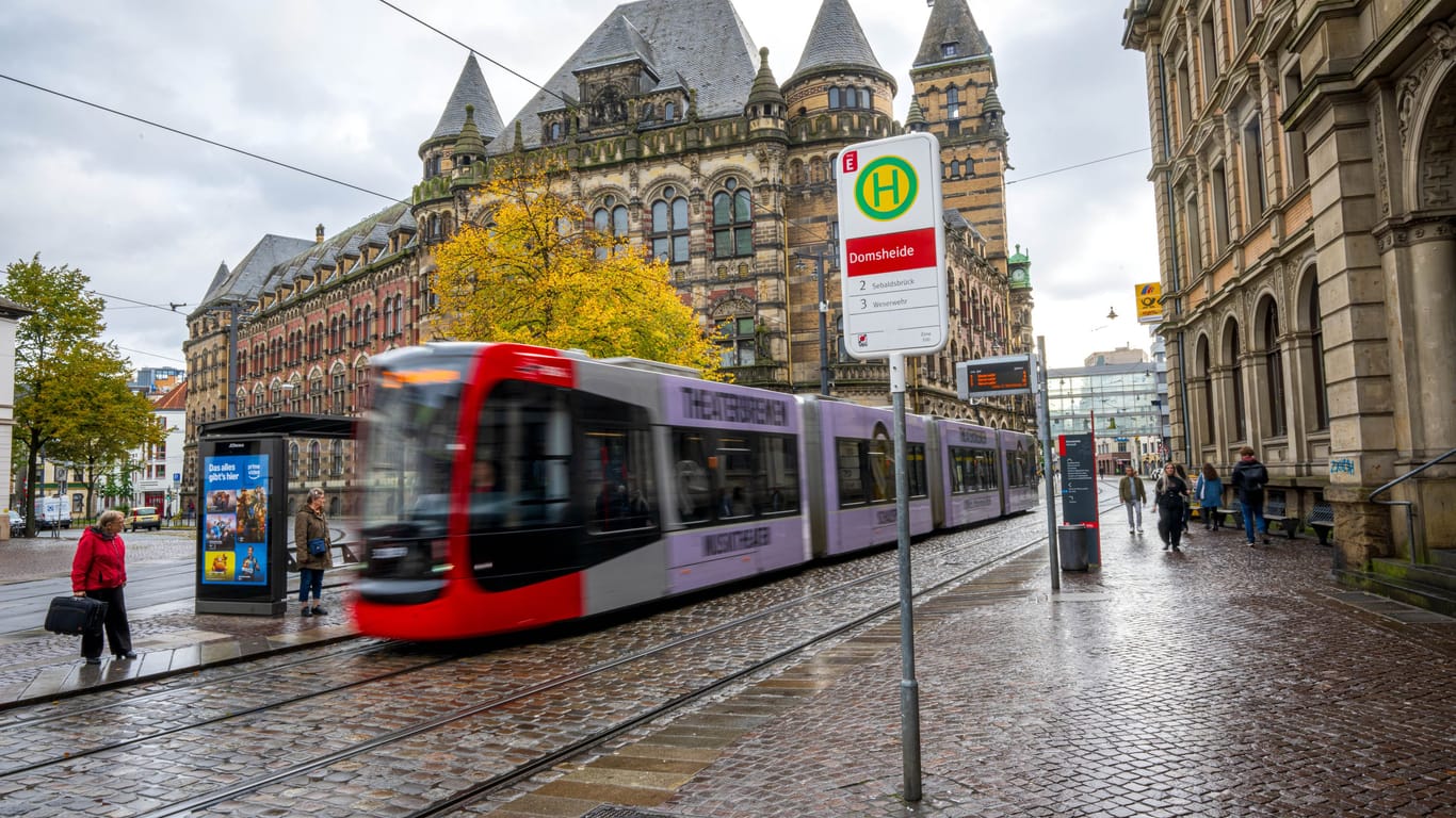 Die Straßenbahnhaltestelle Bremer Domsheide: Der Bund der Steuerzahler kritisiert in dem diesjährigen Schwarzbuch vermeidbare Doppelarbeiten.