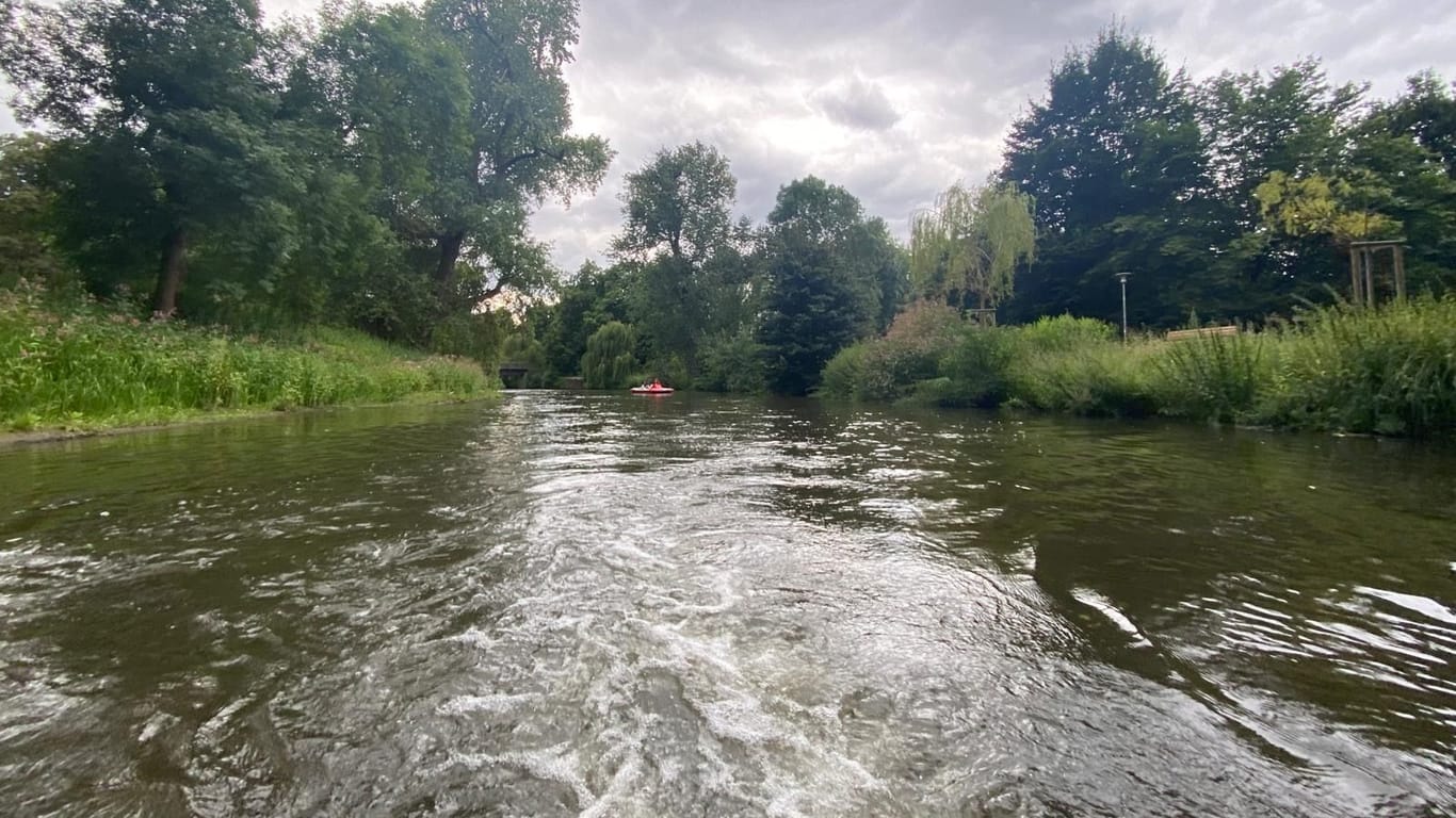 Die Oker in Braunschweig (Archivbild): Ein Projekt am Südufer wurde vorerst auf Eis gelegt.