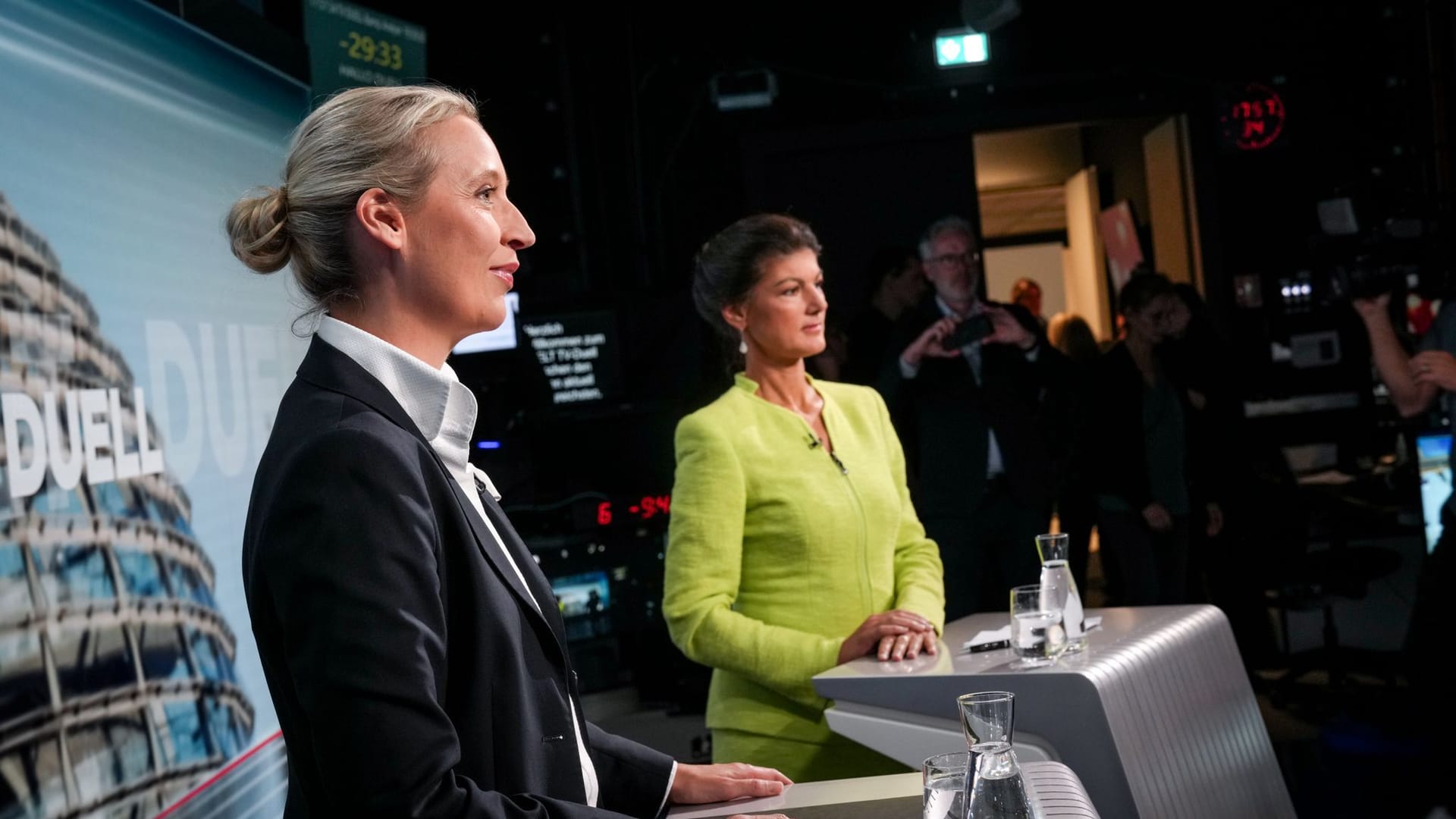 Eine zeigte der anderen vor den Kameras die kalte Schulter: Alice Weidel und Sahra Wagenknecht im Welt TV-Studio.