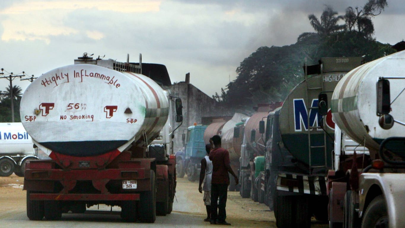 Tanklastwagen in Nigeria (Archivbild): Bei der Explosion eines Tanklastwagens sind fast hundert Menschen gestorben, es gab viele Verletzte.