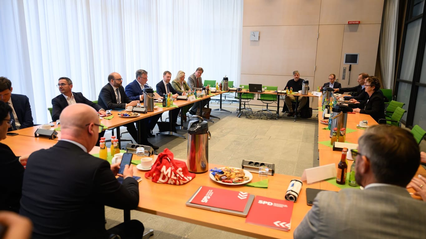 Die drei Parteien kamen in einem Besprechungsraum im Landtag zusammen.