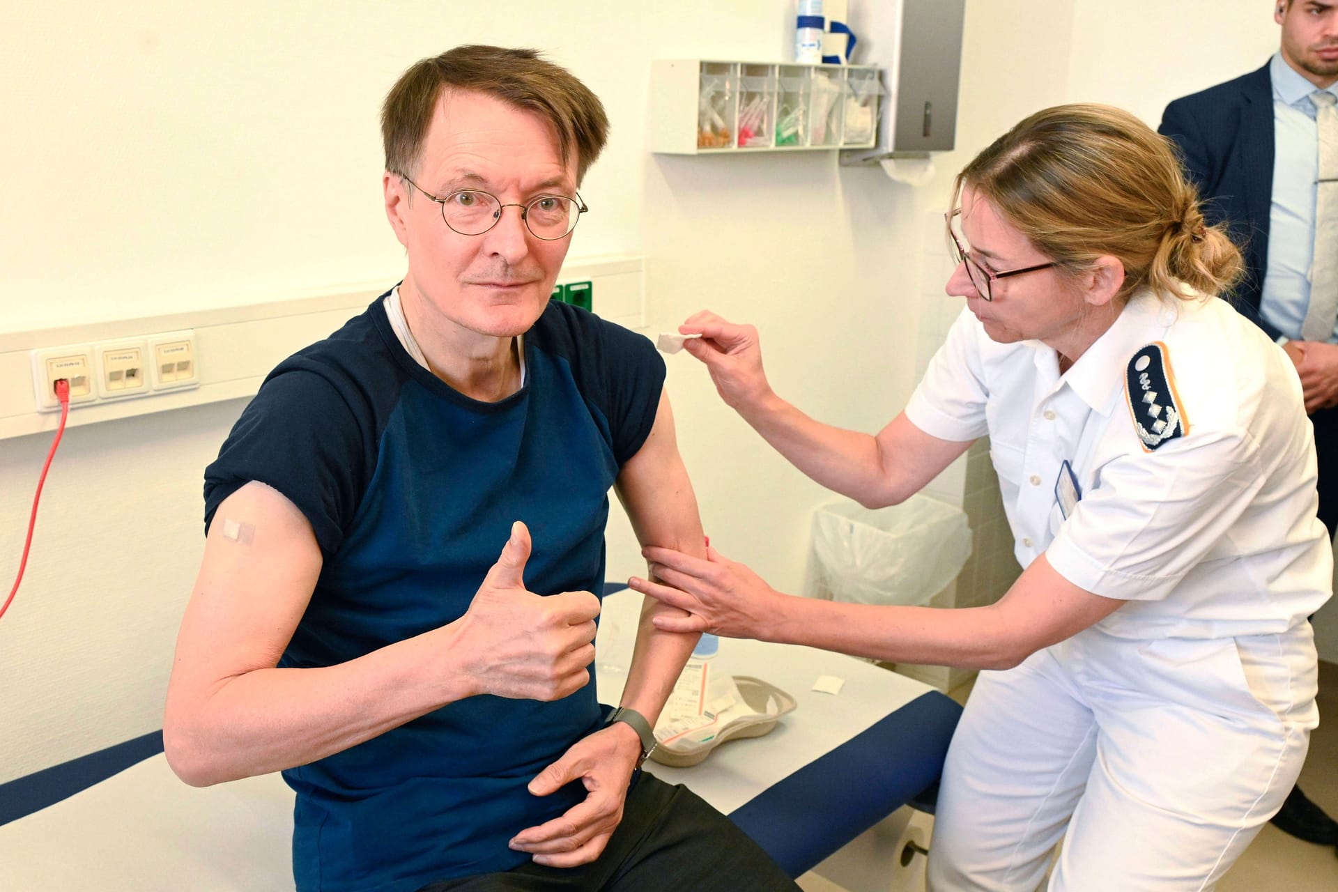 Karl Lauterbach (SPD) lässt sich impfen: Der Gesundheitsminister hält die Schließung vieler Krankenhäuser für nötig.