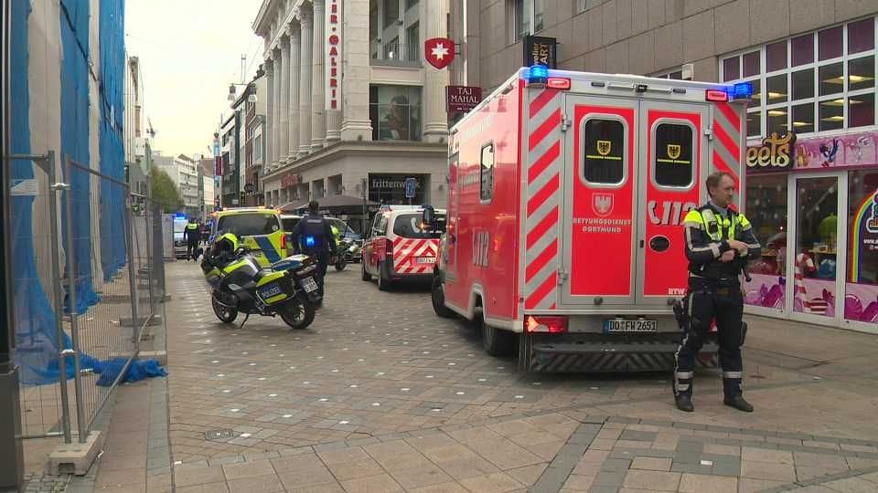 Einsatzkräfte der Polizei auf dem Westenhellweg: Ein Mann soll im Shoppingcenter randaliert haben.