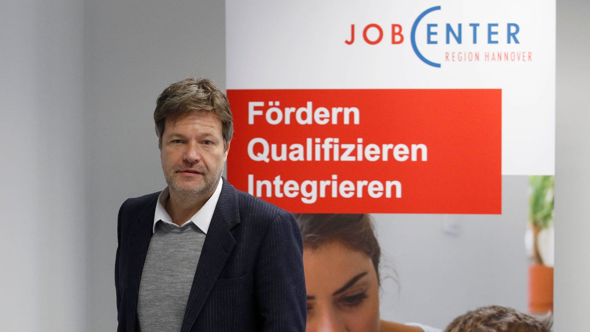 Robert Habeck in einem Hannoveraner Jobcenter: Der Bundeswirtschaftsminister ist Befürworter der Prämie.