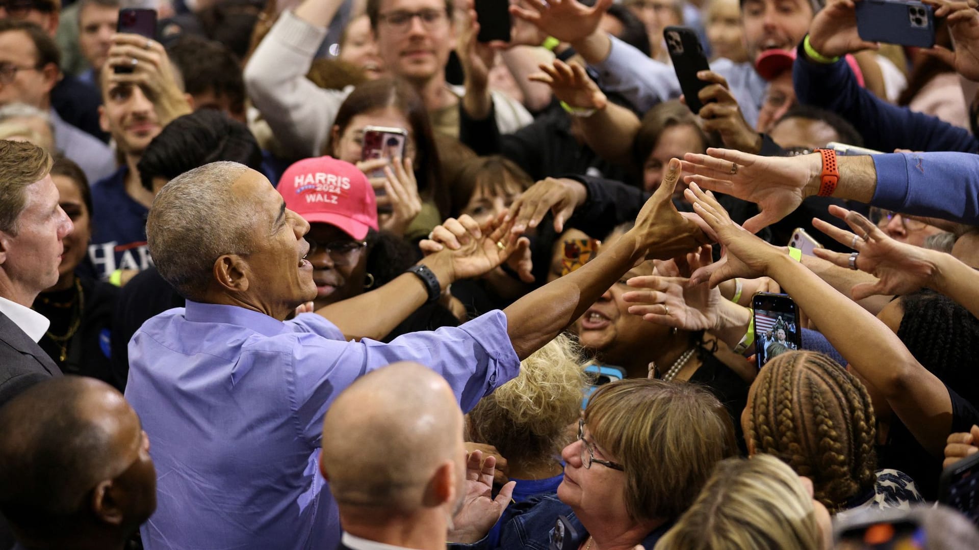 Barack Obama begrüßt Anhänger der Demokraten in Pennsylvania.