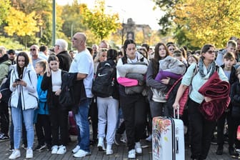 Schüler auf dem Weg zu einer Klassenfahrt nach Rom (Archivbild): Welche Fahrten förderungswürdig sind, sollen vor allem die Schulaufsichten und die Schulleitungsverbände entscheiden, sagte die Senatorin.