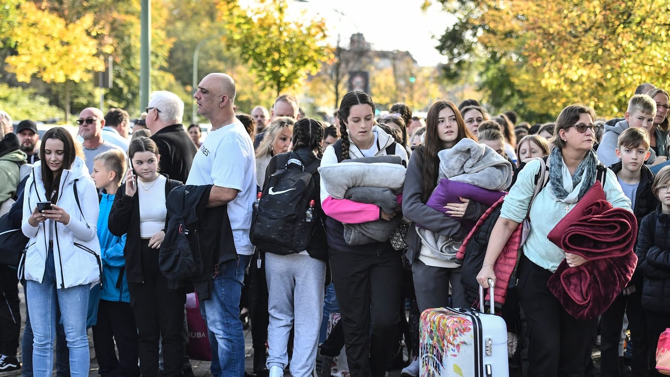 Schüler auf dem Weg zu einer Klassenfahrt nach Rom (Archivbild): Welche Fahrten förderungswürdig sind, sollen vor allem die Schulaufsichten und die Schulleitungsverbände entscheiden, sagte die Senatorin.