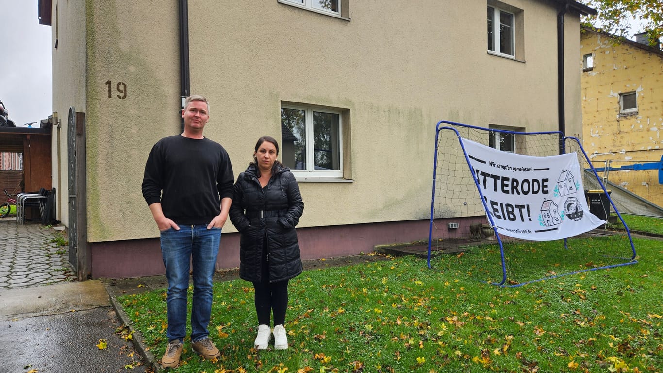 Hevres Becker (r.) und ihr Mann wohnen mit den gemeinsamen Kindern in der Litterode 19: Das Gebäude soll abgerissen werden, um Platz für neue Wohnhäuser zu machen.