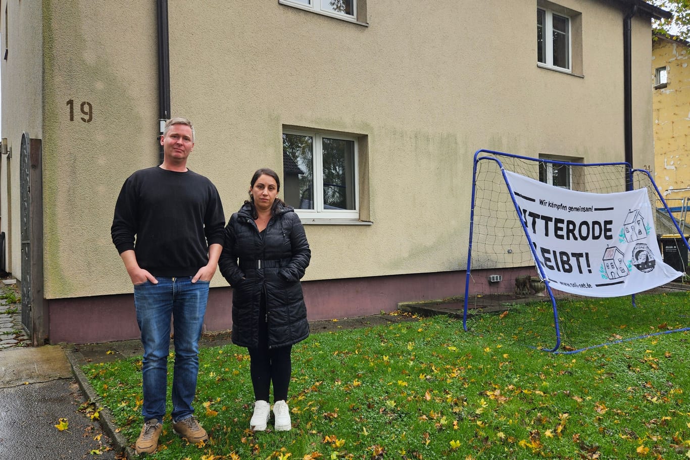 Hevres Becker (r.) und ihr Mann wohnen mit den gemeinsamen Kindern in der Litterode 19: Das Gebäude soll abgerissen werden, um Platz für neue Wohnhäuser zu machen.