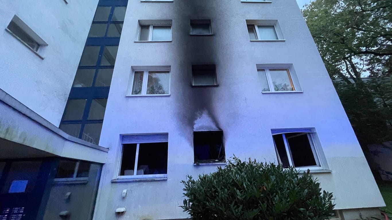 Die verrußte Hausfassade: Der Einsatz der Feuerwehr dauerte drei Stunden.