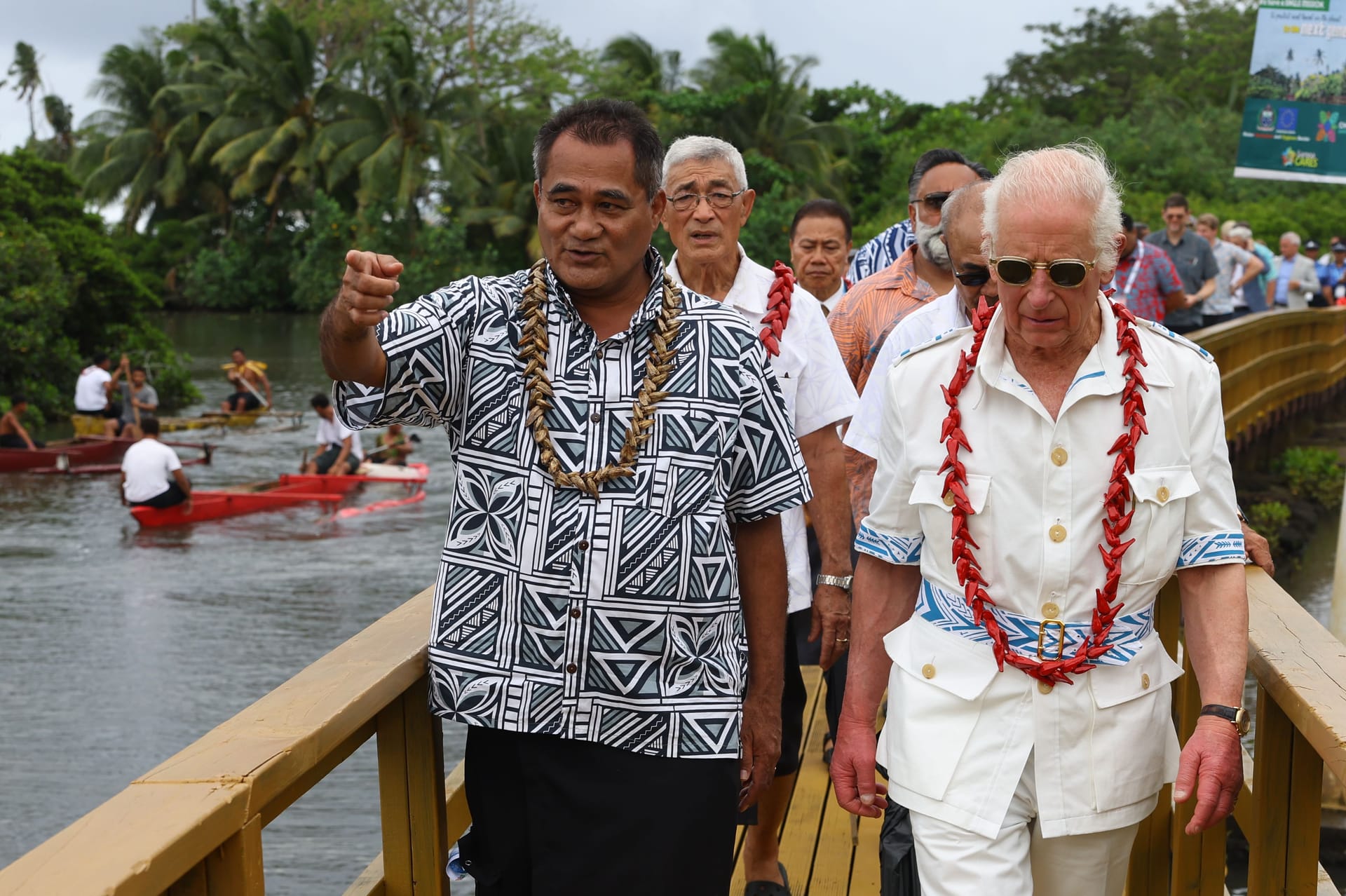 König Charles III. (r.) mit Minister Toeolesulusulu Cedric Schuster