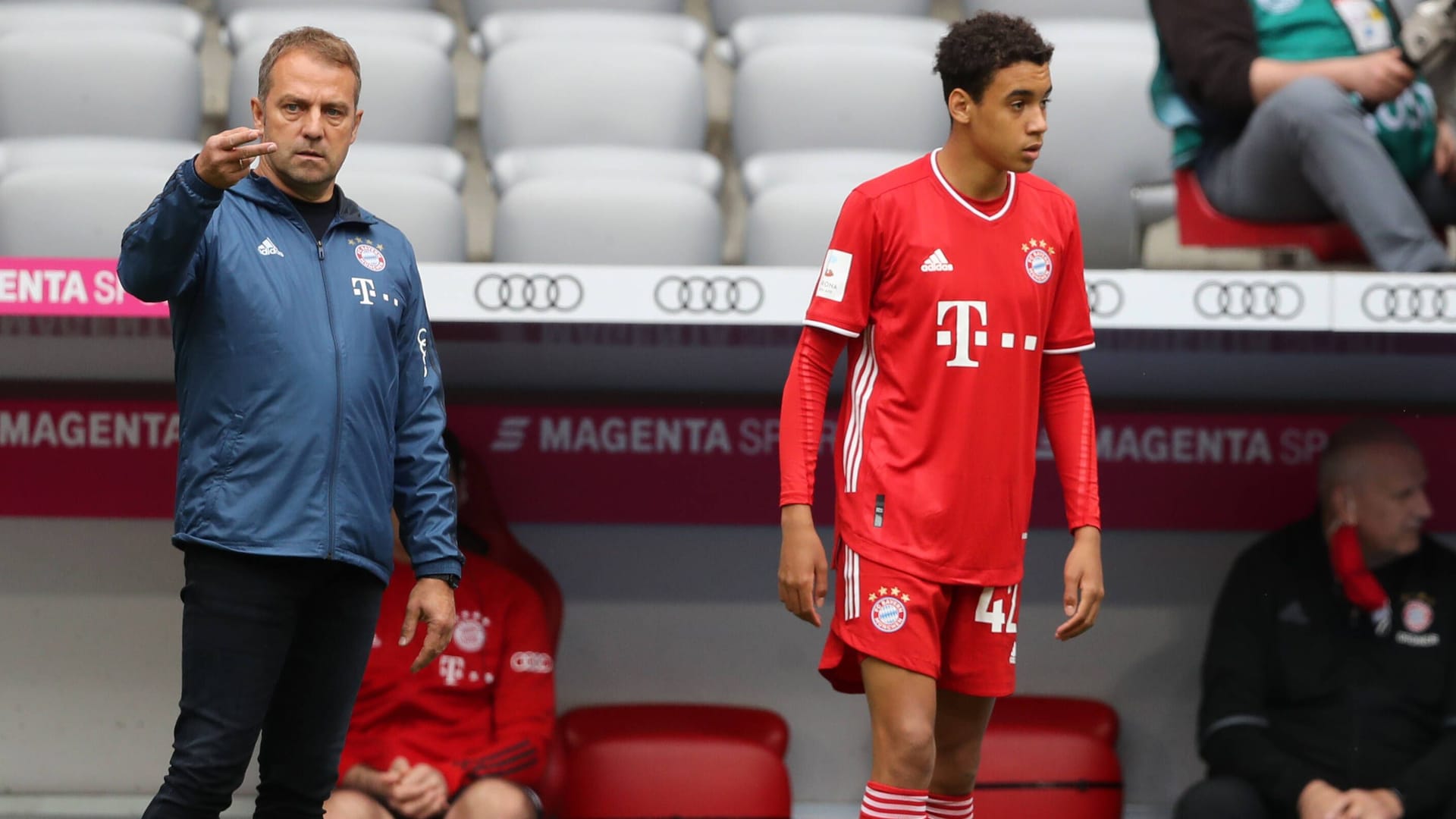 Jamal Musiala (r.) bei seinem Bundesliga-Debüt im Juni 2020 für den FC Bayern.