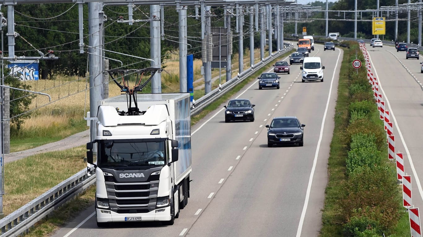 Pilotstrecke für Oberleitungs-Lastwagen