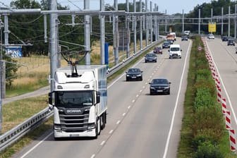 Pilotstrecke für Oberleitungs-Lastwagen