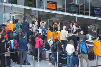 Menschen stehen im Terminal 2 des Münchner Flughafens (Archivbild):