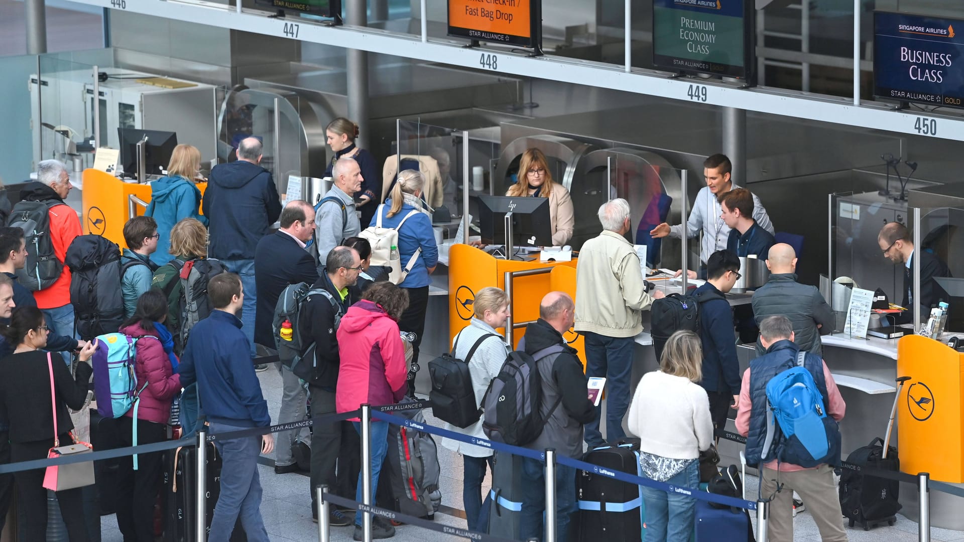 Menschen stehen im Terminal 2 des Münchner Flughafens (Archivbild):