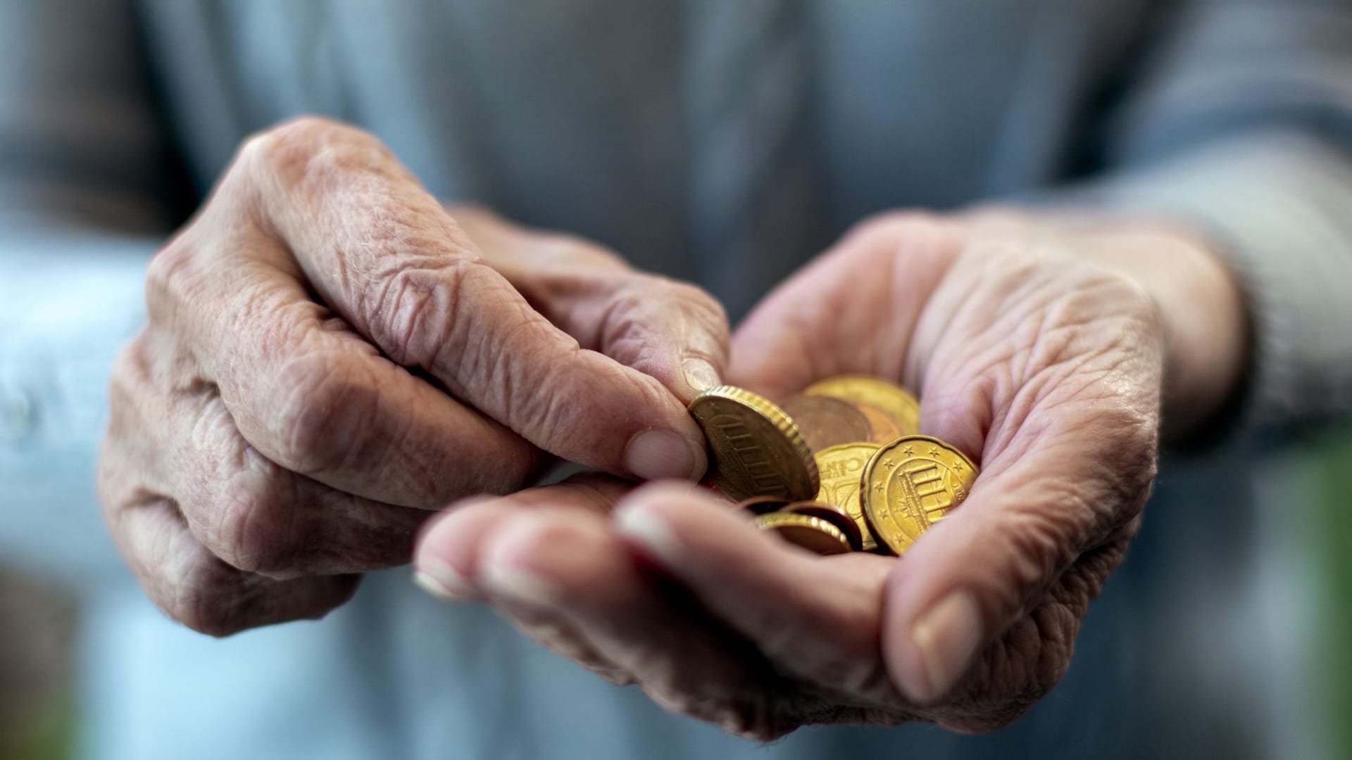 Wenn jeder Euro gebraucht wird: Ohne frühzeitige Vorsorge droht vor allem vielen Frauen die Altersarmut.