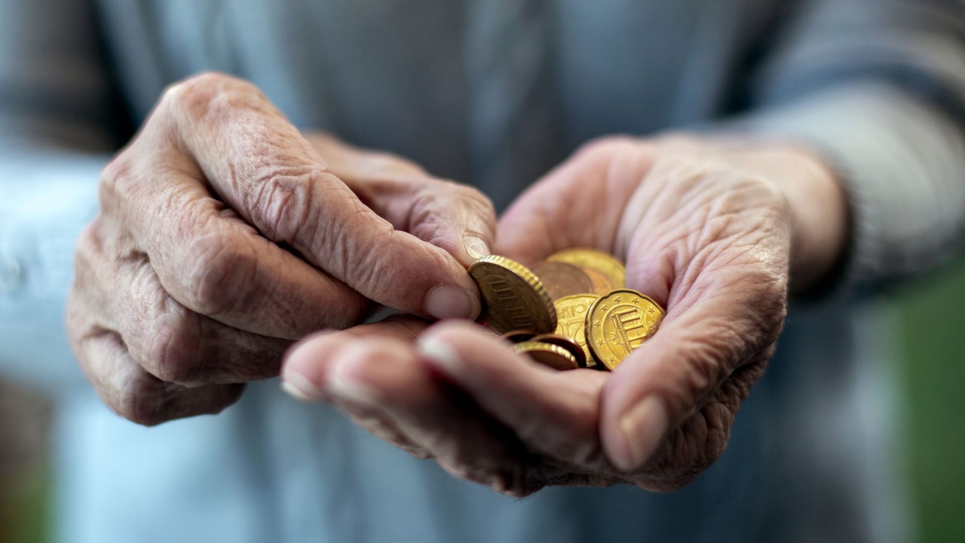 Wenn jeder Euro gebraucht wird: Ohne frühzeitige Vorsorge droht vor allem vielen Frauen die Altersarmut.