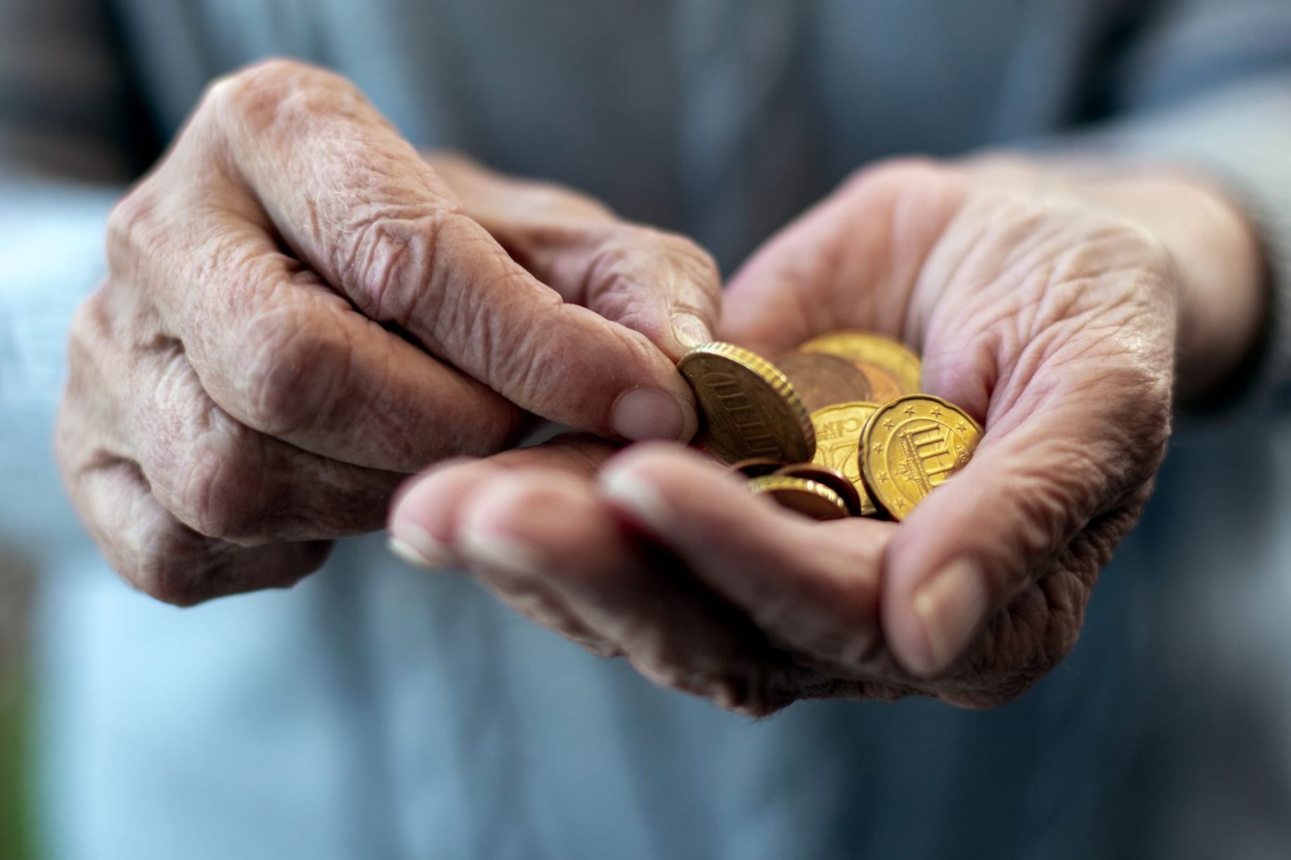 Wenn jeder Euro gebraucht wird: Ohne frühzeitige Vorsorge droht vor allem vielen Frauen die Altersarmut.