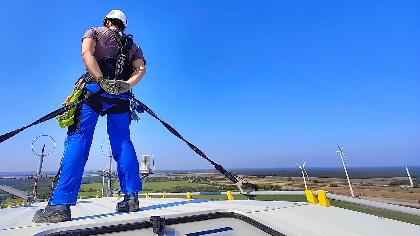 Ein Arbeiter auf einer Windkraftanlage.