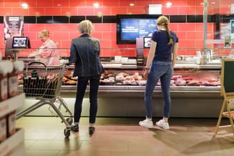 Fleischtheke in einem Supermarkt (Symbolbild): In Neu-Ulm verletzte sich ein Mitarbeiter schwer.