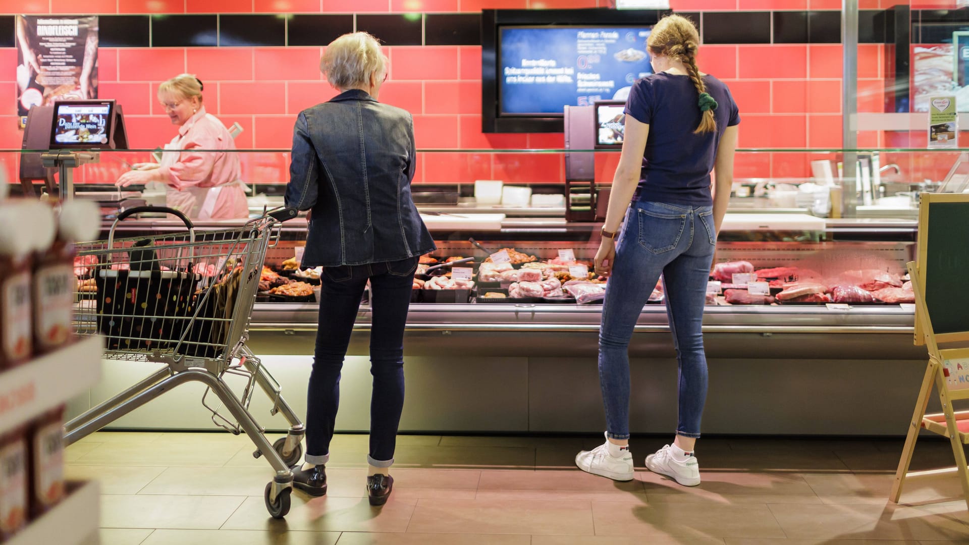 Fleischtheke in einem Supermarkt (Symbolbild): In Neu-Ulm verletzte sich ein Mitarbeiter schwer.