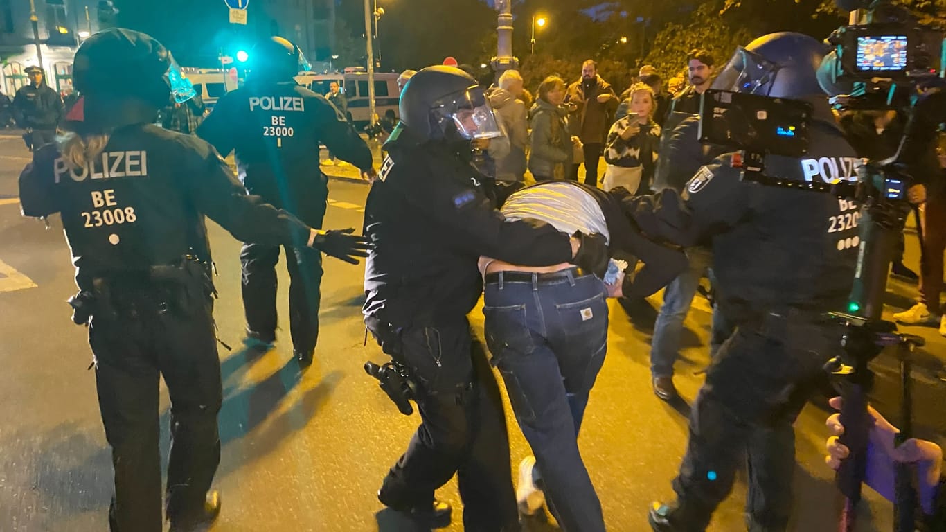 Berlin: Einsatzkräfte verhaften einzelne Pro-Palästina-Demonstranten.