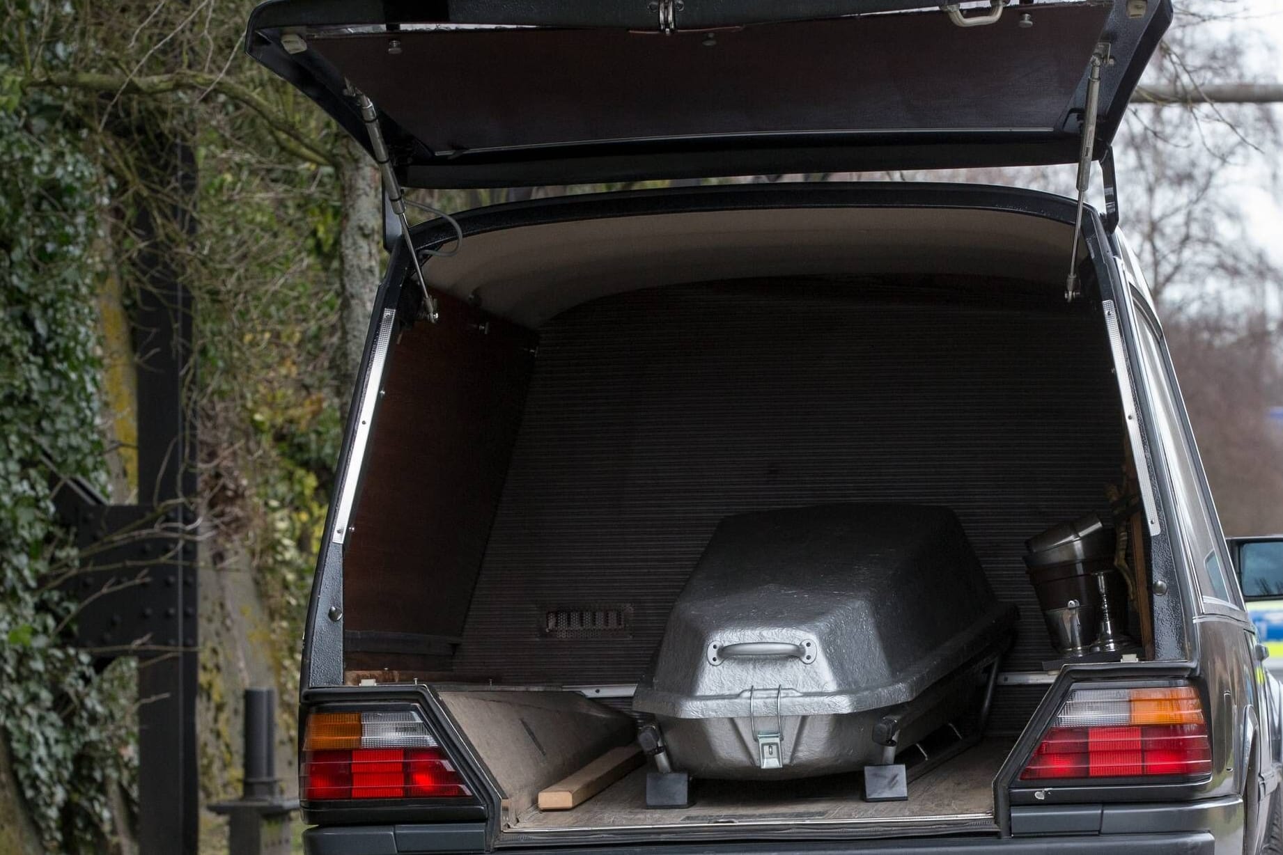 Ein Leichenwagen mit einem Sarg (Symbolfoto): In Polen verlor ein Fahrer einen Leichnam auf der Straße.