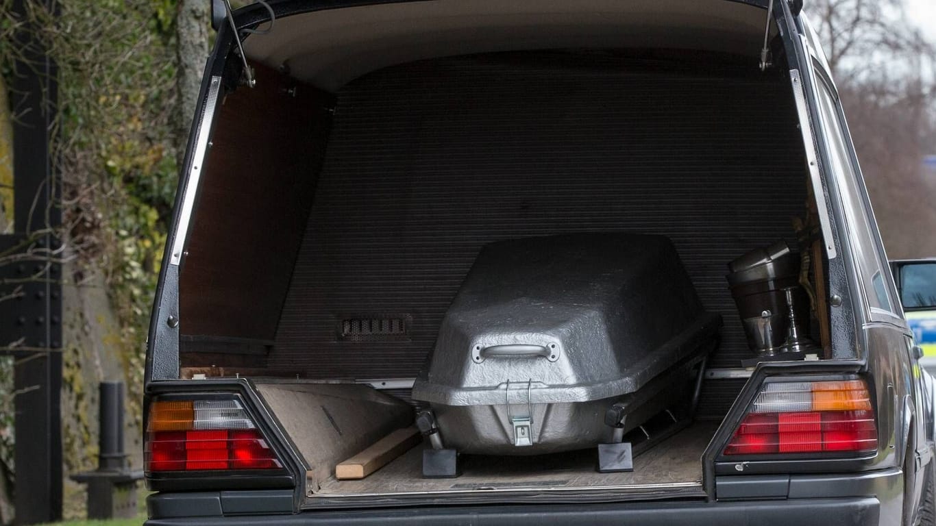 Ein Leichenwagen mit einem Sarg (Symbolfoto): In Polen verlor ein Fahrer einen Leichnam auf der Straße.