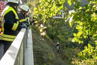 Rettungskräfte bei der Bergung der Leiche: Ein Mann hat gestanden, eine Bekannte getötet zu haben.