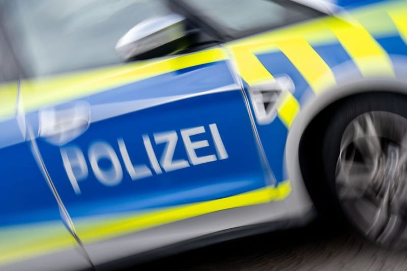 Ein Polizeifahrzeug steht auf einem Parkplatz (Symbolbild): In Berlin kommt es in jüngster Zeit immer wieder zu brutalen Messerattacken.