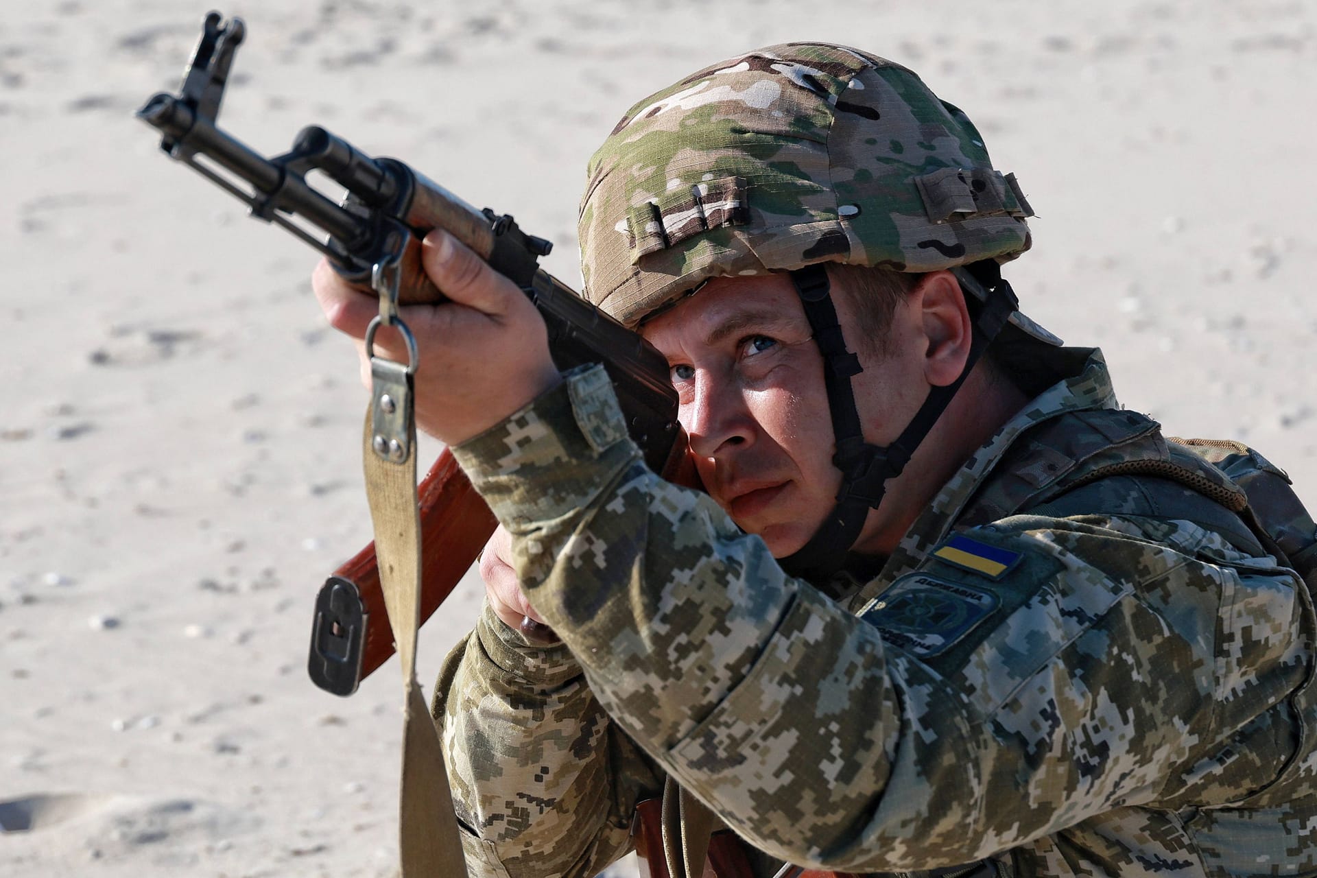 Ein ukrainischer Soldat im Einsatz: Dutzende Menschen sollen sich Behindertengrade gekauft haben, um nicht eingezogen werden zu können.