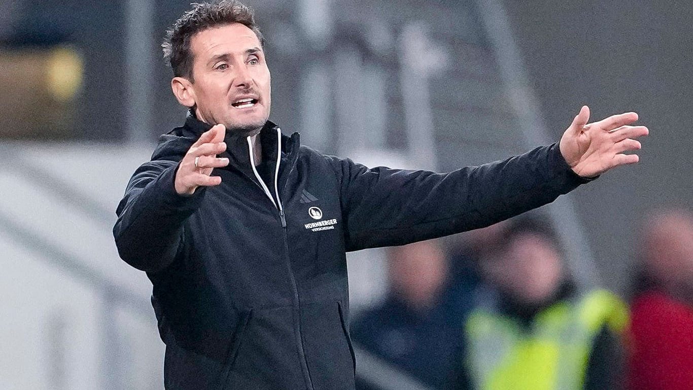 Miroslav Klose: Dem Nürnberger Trainer gefiel eine Schiedsrichter-Entscheidung nicht.