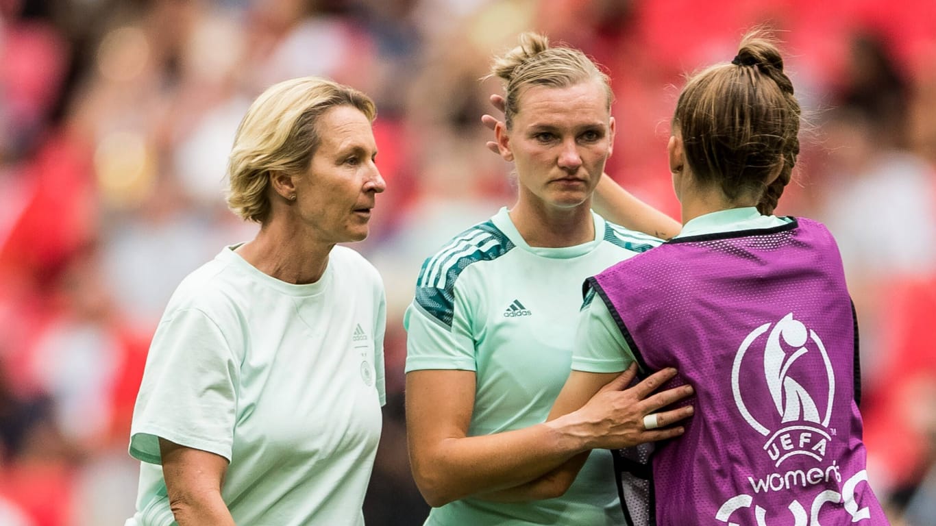 Martina Voss-Tecklenburg, Alexandra Popp (M.) und Sophia Kleinherne: Schon vor dem verlorenen Finale flossen die Tränen.