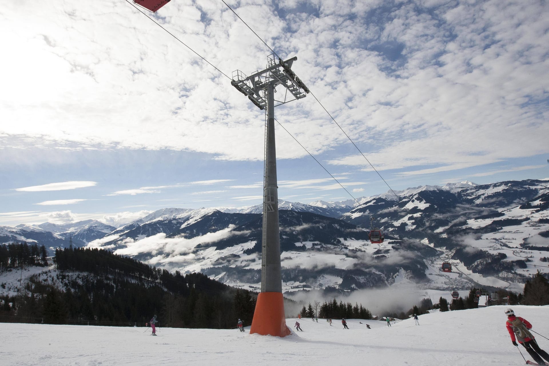 Ein Skigebiet mit Lift (Symbolbild): In Frankreich werden zwei weitere Skigebiete geschlossen.