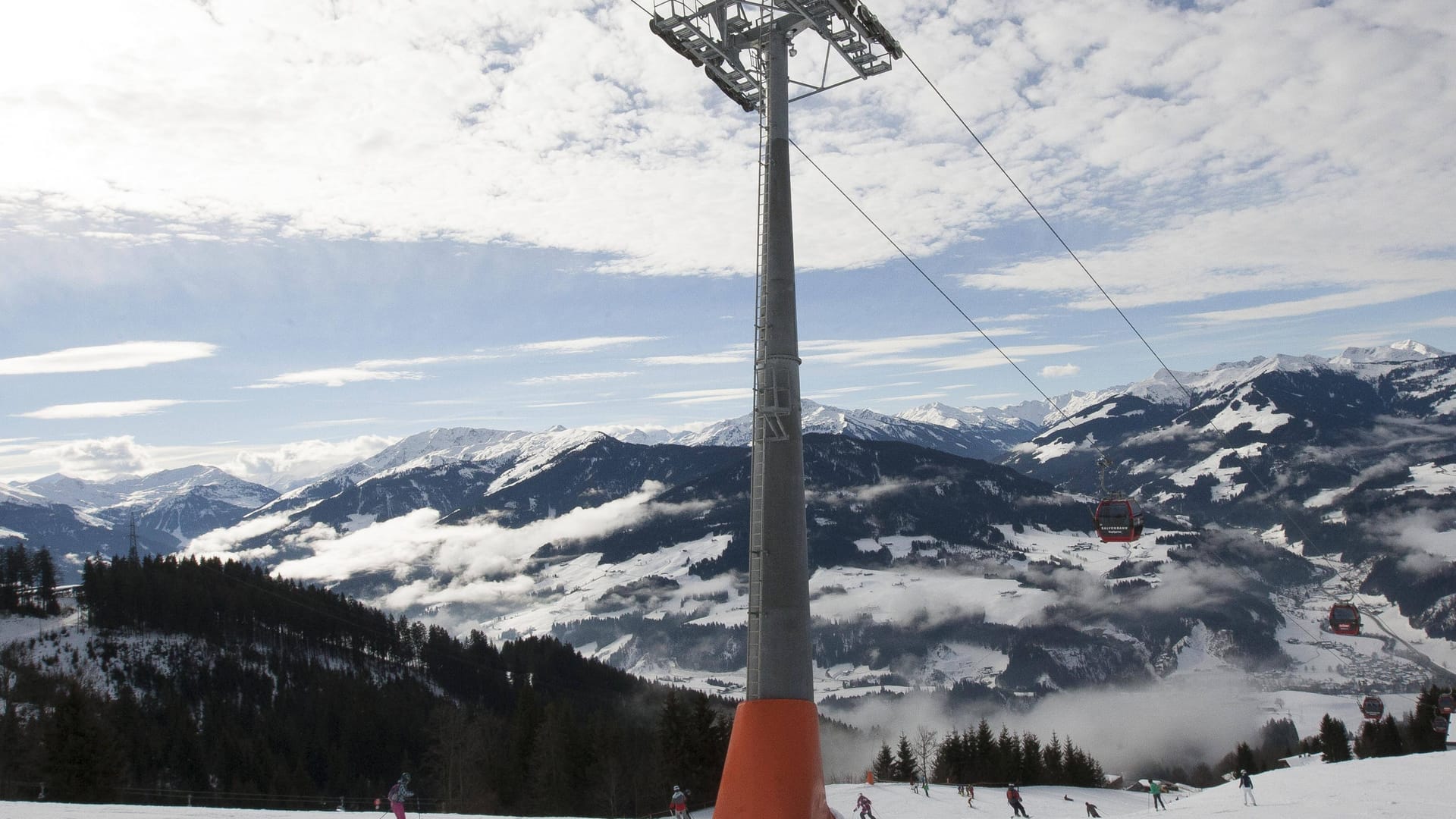 Ein Skigebiet mit Lift (Symbolbild): In Frankreich werden zwei weitere Skigebiete geschlossen.