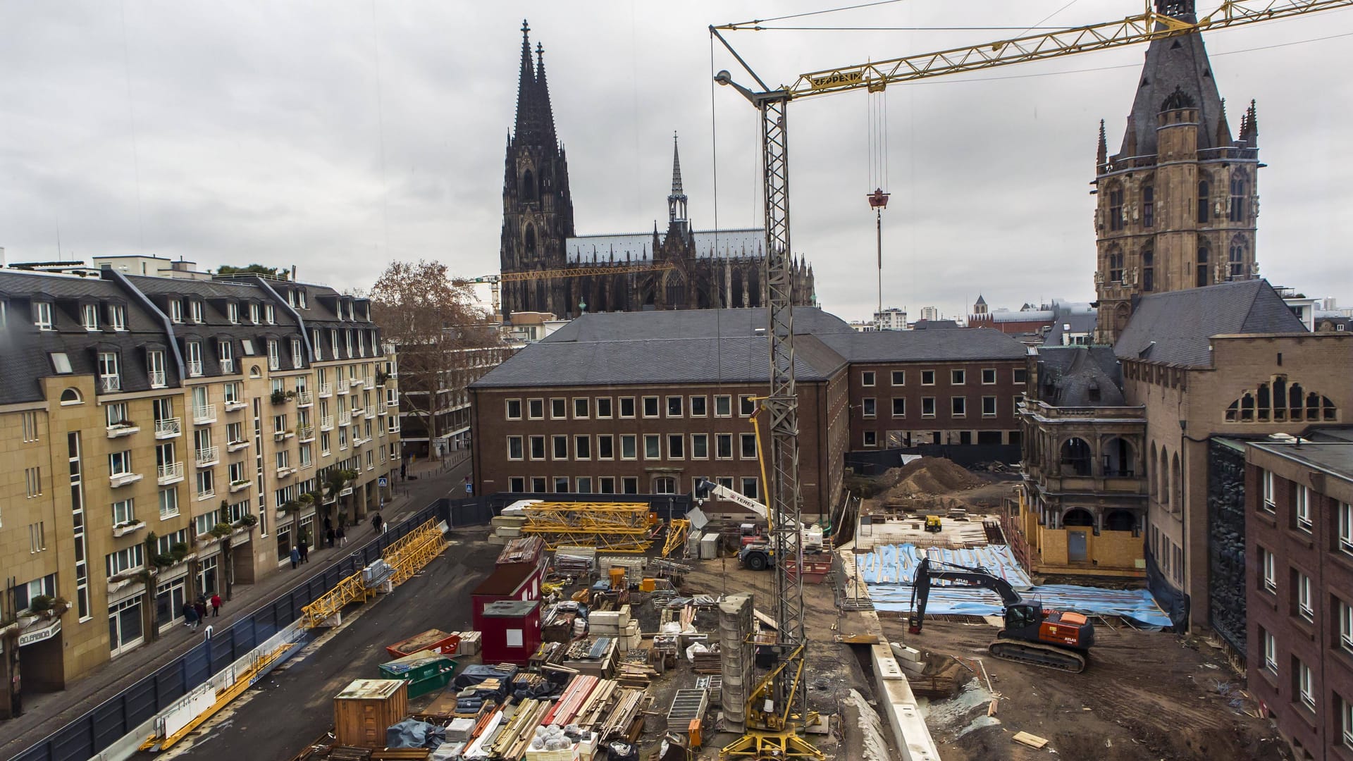 Ausgrabungen in der Nähe des Kölner Doms (Archivbild): Das bei Arbeiten der KVB entdeckte Hafentor soll bald der Öffentlichkeit zugänglich gemacht werden.