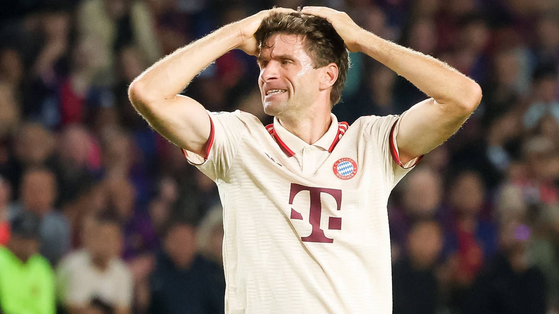 Verzweifelt: Thomas Müller in der Partie beim FC Barcelona.