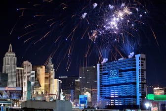 Das "Tropicana"-Hotel in Las Vegas wurde mit Feuerwerk und Drohnen verabschiedet.