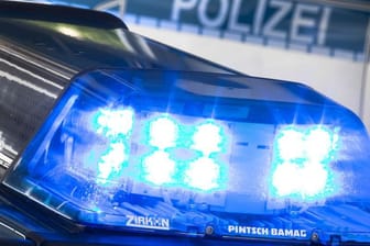 Ein Blaulicht leuchtet auf dem Dach eines Polizeiwagens (Symbolbild).