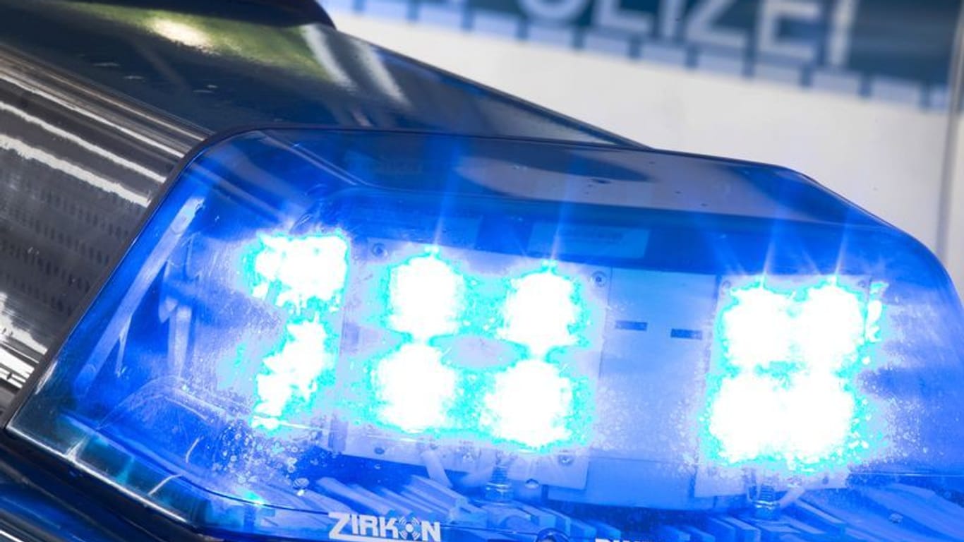 Ein Blaulicht leuchtet auf dem Dach eines Polizeiwagens (Symbolbild).