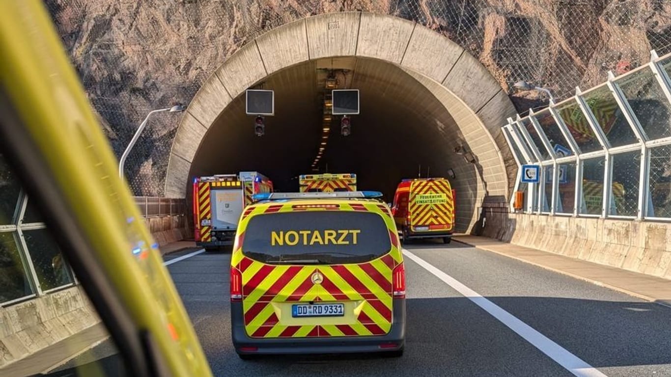 Auch der Rettungsdienst war vor Ort, musste jedoch nicht tätig werden: Gegen 16.50 Uhr wurde der Tunnel Dölzschen teilweise wieder freigegeben.