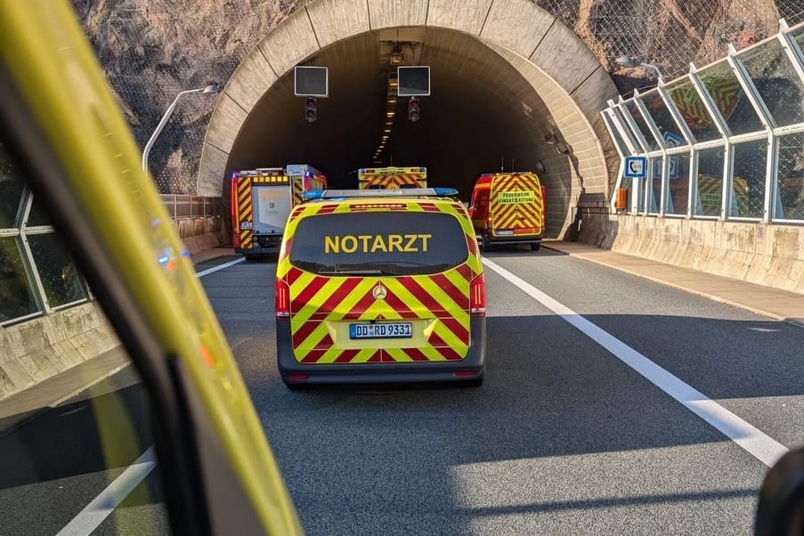 Auch der Rettungsdienst war vor Ort, musste jedoch nicht tätig werden: Gegen 16.50 Uhr wurde der Tunnel Dölzschen teilweise wieder freigegeben.