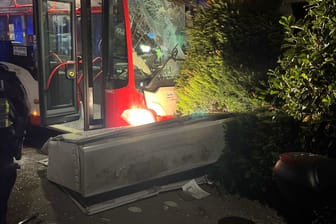 "Sonderfahrt" steht auf dem verunfallten Bus: Zwei Jugendliche hatten den Linienbus der Aseag gestohlen.