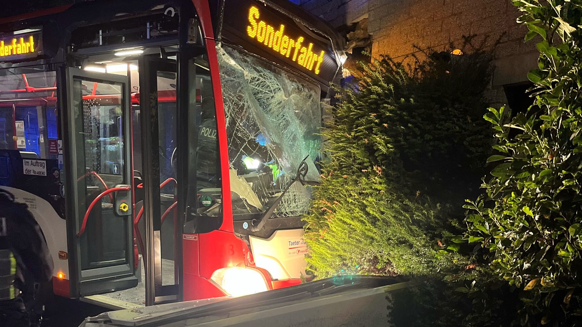 "Sonderfahrt" steht auf dem verunfallten Bus: Zwei Jugendliche hatten den Linienbus der Aseag gestohlen.