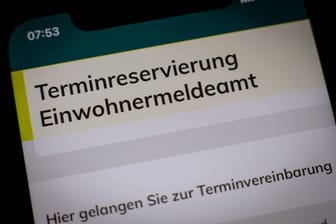 Termin beim Einwohnermeldeamt (Symbolbild): Ab diesem Mittwoch kann das Verfahren online abgewickelt werden.